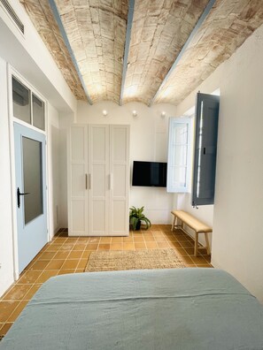 3 slaapkamers, een strijkplank/strijkijzer, reisbedje, wifi