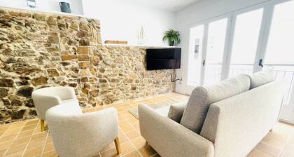 Centrally located house near the sea