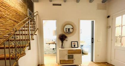 Centrally located house near the sea