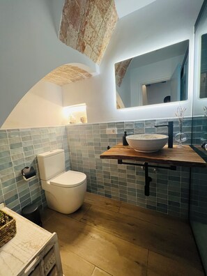 Douche, sĂšche-cheveux, serviettes fournies, papier toilette