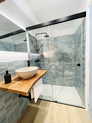 Shower, hair dryer, towels, toilet paper - Centrally located house near the sea (Blanes)