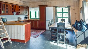Kaffetrakter/tekoker, kjøleskap, mikrobølgeovn og ovn