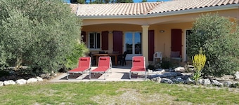 La maison aux ânes in the countryside, surrounded by vineyards with swimming pool.