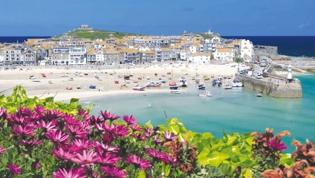 A coastal town with a sandy beach, boats, and a lighthouse. - Charming 3-bed House, Saint Ives, nr Beach & Town (St Ives)
