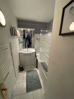 Bathtub, hair dryer