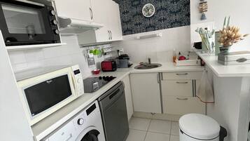 Coffee/tea maker, fridge, microwave, oven