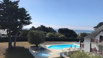 Utomhuspool och uppvÀrmd pool