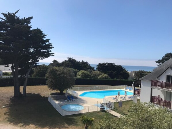 Utomhuspool och uppvärmd pool