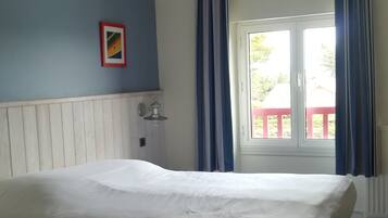 3 sovrum, vÀrdeförvaringsskÄp pÄ rummet och strykjÀrn/strykbrÀda