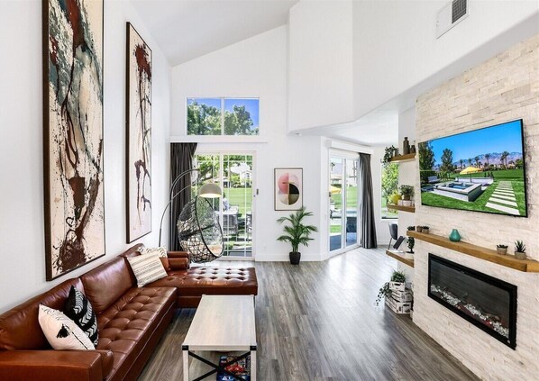 Smart TV, fireplace - Desert Princess – Stylish Pool Home on Golf Course with Mountain Views & Game Room (Cathedral City)