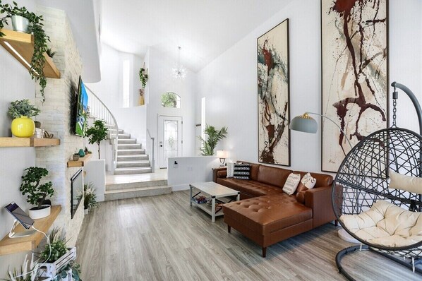 Smart TV, fireplace - Desert Princess – Stylish Pool Home on Golf Course with Mountain Views & Game Room (Cathedral City)