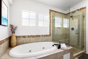 Badewanne, Haartrockner, Handtücher, Seife