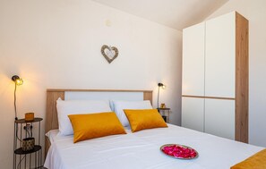 2 bedrooms, free WiFi, bed sheets - 2 bedroom nice home in Molat (Molat)