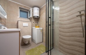 A modern bathroom with a toilet, sink, and shower. - Beautiful apartment in Petrcane with WiFi (Petrcane)