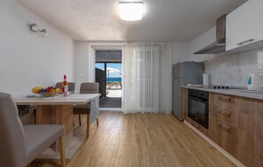 Kühlschrank, Ofen, Herdplatte, Wasserkocher mit Kaffee-/Teezubehör