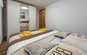 A bedroom with a bed, a wardrobe, and a mirror. - Beautiful apartment in Petrcane with WiFi (Petrcane)