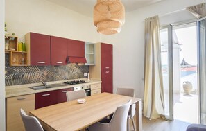 Refrigerador, parrilla de estufa y cafetera y tetera 