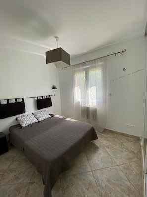 3 bedrooms, internet, bed sheets