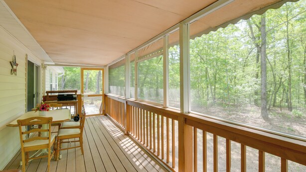 A covered porch with wooden railings and a table with chairs. - Fish, Hike & Explore! Family Tamassee Getaway (Tamassee)