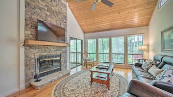 TV, fireplace