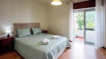 3 bedrooms, iron/ironing board, travel crib, WiFi (free)