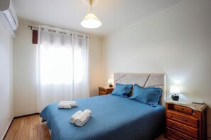 3 habitaciones, tabla de planchar con plancha y cuna de viaje 