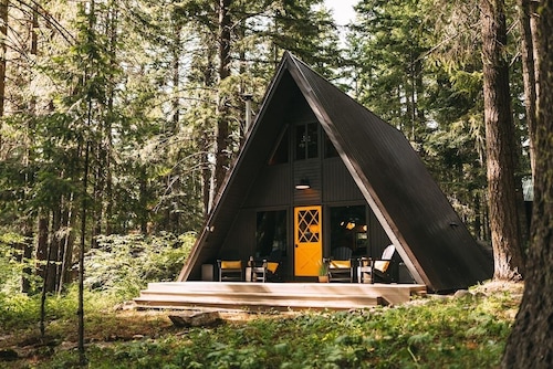 Moonshine Digs is the retro A-Frame of your dreams! Hot tub, record player, games, TVs and peace and quiet all nestled in the heart of the Cascade Mountains with Lake Cle Elum access.