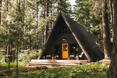 Moonshine Digs is the retro A-Frame of your dreams! Hot tub, record player, games, TVs and peace and quiet all nestled in the heart of the Cascade Mountains with Lake Cle Elum access.