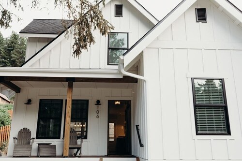 Heart of Roslyn, walkable to downtown, dog-friendly and perfect for families or friends!