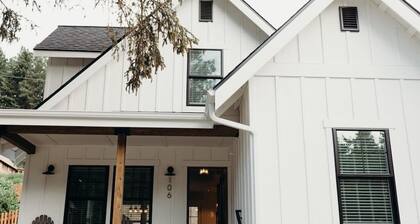 Heart of Roslyn, walkable to downtown, dog-friendly and perfect for families or friends!