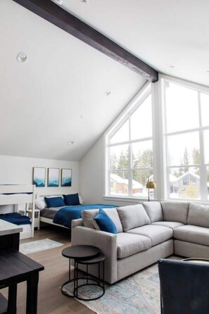 Smart-TV, Kamin, Stereoanlage