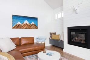TV connectée, cheminée, chaîne hi-fi