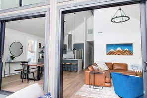 Smart-TV, Kamin, Stereoanlage