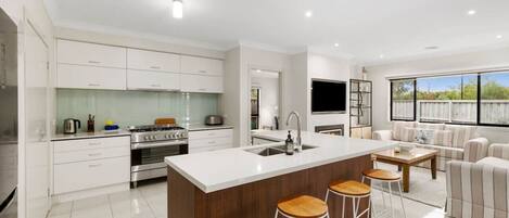 冷蔵庫、電子レンジ、オーブン、コンロ