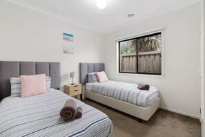 4 bedrooms, desk, iron/ironing board, free WiFi - Corymbia- Barwon Heads Beach- Great for 2 families (Barwon Heads)