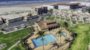 Een resort met een zwembad, toegang tot het strand en uitzicht op de oceaan.
