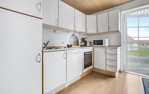 Refrigerador, microondas, placa de cocina, lavavajillas