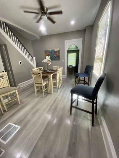 Cheerful 2BR Close to SLU University w/RV Parking