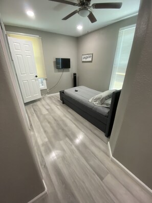 2 bedrooms, iron/ironing board, free WiFi, bed sheets - Cheerful 2BR Close to SLU University w/RV Parking (St. Louis)