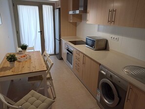 Fridge, microwave, oven, stovetop - MAZI APARTMENT (Antigua)