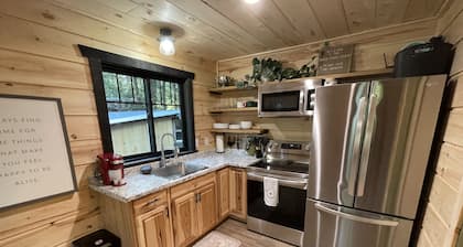 Newly Remodeled Modern Cabin, 1/10th mile to Beach