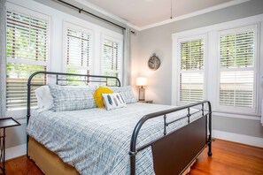 2 bedrooms, free WiFi, bed sheets - Sunflower Haus | Great Location | Fire Pit (Fredericksburg)