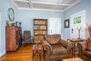 Interior - Sunflower Haus | Great Location | Fire Pit (Fredericksburg)