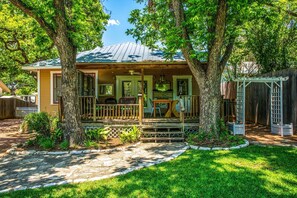 Exterior - Sunflower Haus | Great Location | Fire Pit (Fredericksburg)