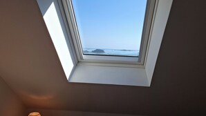 A skylight window with a view of the sea. - House 3***6 persons sea view in Paimpol (Paimpol)