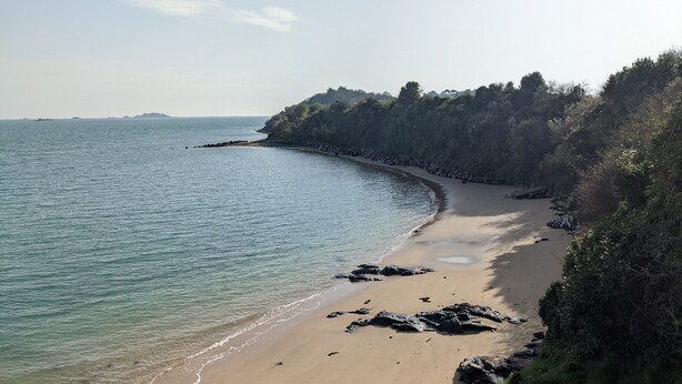 A coastal beach with a rocky shoreline and a clear view of the sea. - House 3***6 persons sea view in Paimpol (Paimpol)