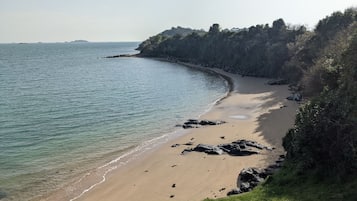 Plage à proximité, chaises longues