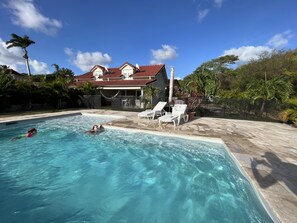 Una piscina al aire libre