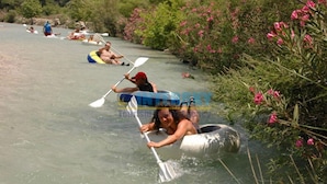 People kayaking on a river surrounded by vegetation. - Mykonut Erna Apart Hotel (Fethiye)