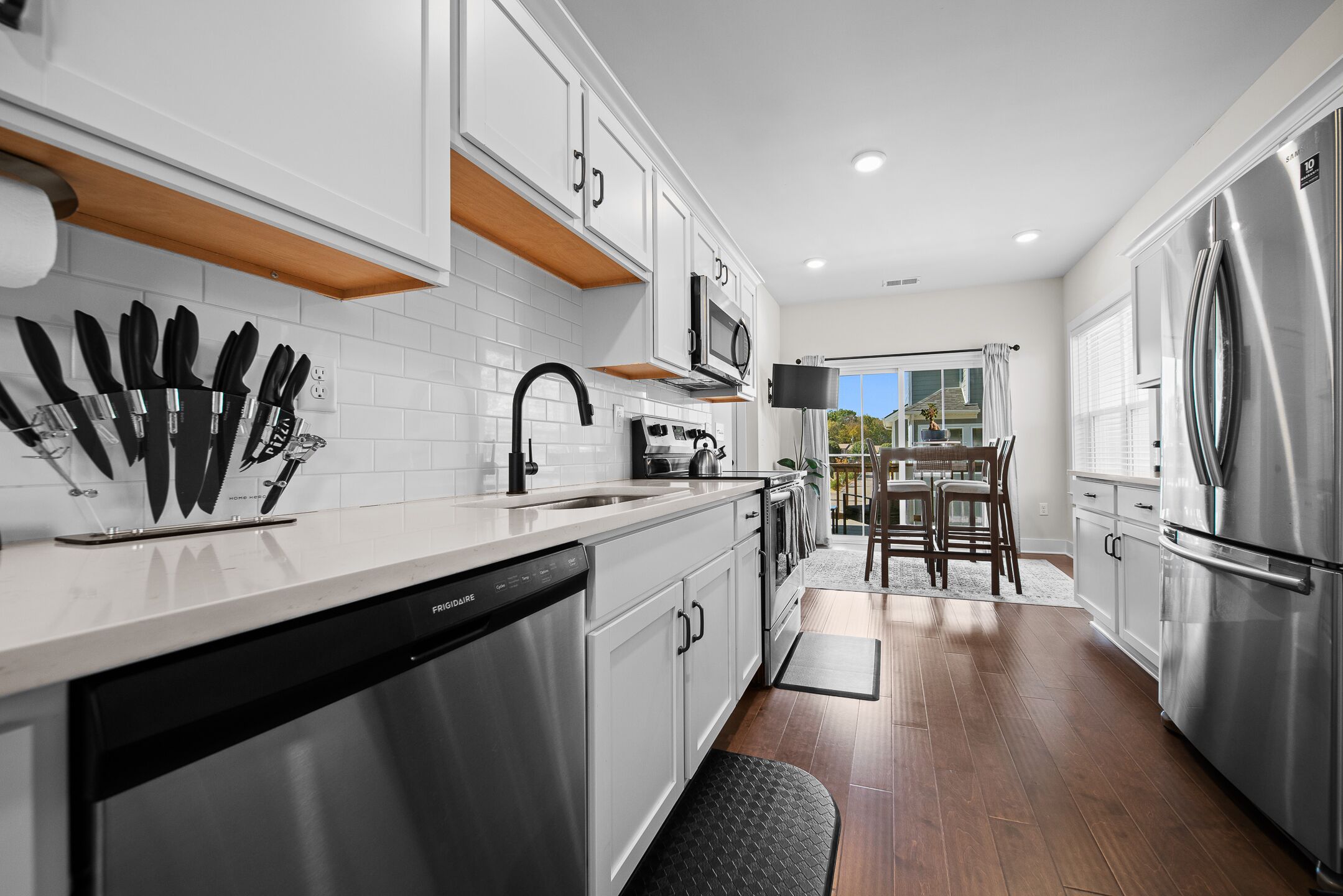 Refrigerador, microondas, horno y parrilla de estufa 